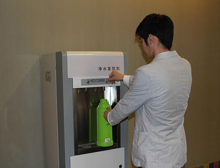 我们青岛海诚水处理设备厂家给影视大酒店安装完毕的商务饮水机使用中
