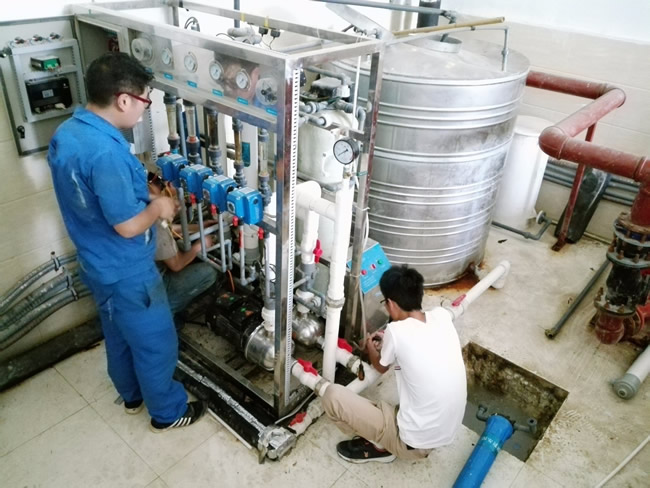 看看我们青岛净水设备安装员工现场安装工作中